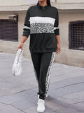Set felpa e pantaloni tuta in taglie forti con stampa leopardata e blocchi di colore, spalle cadenti