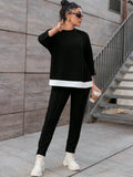 Completo con top a girocollo e pantaloni a blocchi di colore per donne taglie forti