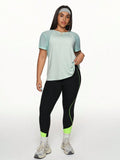 Tuta sportiva da donna taglie forti, composta da t-shirt a maniche corte con collo rotondo e contrasto di colori, e leggings