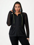 Felpa sportiva con cappuccio in rete e patchwork per donne taglie forti