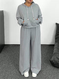 Completo casual da donna taglie forti composto da pantaloni in pile morbido a vita regolabile e gamba ampia, e felpa con cappuccio