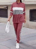 Felpa e pantaloni della tuta in cotone con stampa leopardata e blocchi di colore, spalle a caduta