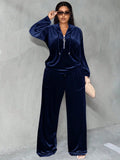Set da 2 pezzi da donna taglie forti, composto da: 1) Felpa con cappuccio oversize in morbido velluto, senza spalline. 2) Pantaloni larghi in velluto, con tasche
