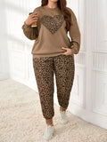 Set casual da donna taglie forti, composto da felpa girocollo con stampa a cuore leopardata e maniche a giro, abbinata a pantaloni, 2 pezzi
